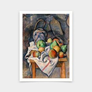 Op de afbeelding: Een stilleven met een blauwe en witte keramische vaas met een handvat, een witte doek en een assortiment fruit, waaronder appels, peren en citroenen, op een houten tafel.