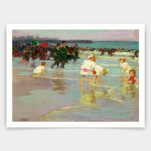 Puede incluir: Una pintura que representa una escena de playa con niños jugando en el agua poco profunda. Los niños llevan vestidos blancos y sombreros. El agua es de color azul claro y la arena es de color marrón claro. Hay gente en el fondo caminando por la playa.