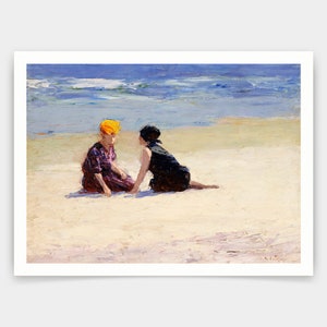 Puede incluir: Dos mujeres en traje de baño están sentadas en una playa de arena, frente a frente. Una mujer lleva un sombrero amarillo y un traje de baño a rayas moradas y blancas. La otra mujer lleva un traje de baño negro y un sombrero negro. El océano está en el fondo.