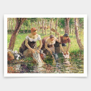 Puede incluir: Tres mujeres en un entorno boscoso, vestidas con ropa tradicional, están lavando ropa en un arroyo. Las mujeres están usando una paleta de madera para golpear la ropa contra una roca. La escena está pintada en un estilo realista con un enfoque en los detalles de la ropa de las mujeres y la vegetación circundante.