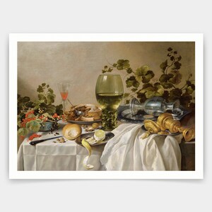 Op de afbeelding: Een stilleven met een gedekte tafel met een half opgegeten taart, een glas wijn, een glas water, een citroen en een zilveren kan. De tafel is bedekt met een wit tafelkleed en er zijn groene bladeren op de achtergrond.