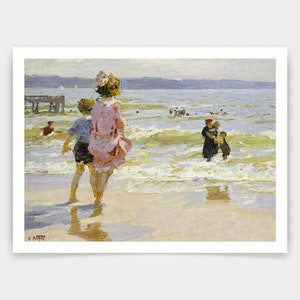 Puede incluir: Una pintura que representa una escena de playa con tres niños caminando por la arena. Los niños visten ropa de verano y caminan hacia el agua. El agua es de color azul claro y hay olas rompiendo en la orilla. El cielo es de color azul claro y hay nubes en el cielo.