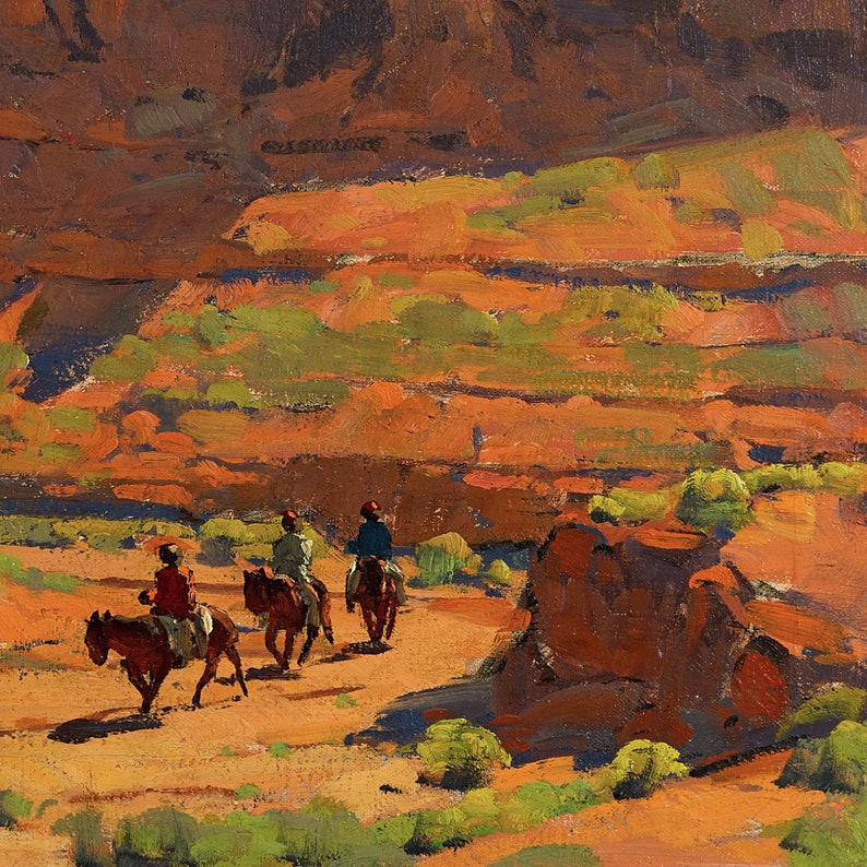 Pode incluir: Uma pintura de uma paisagem des&eacute;rtica com tr&ecirc;s pessoas a cavalo. Os cavalos s&atilde;o castanhos e os cavaleiros usam roupas vermelhas e castanhas. O fundo &eacute; uma mistura de laranja, castanho e verde.