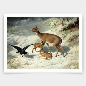 Könnte beinhalten: Ein gerahmter Kunstdruck mit einer Hirschkuh mit zwei Kitzeln und einer schwarzen Krähe in einer verschneiten Landschaft. Die Hirschkuh und die Kitze sind braun mit weißen Flecken. Die Krähe hat ausgebreitete Flügel. Der Hintergrund zeigt einen verschneiten Boden und Bäume.
