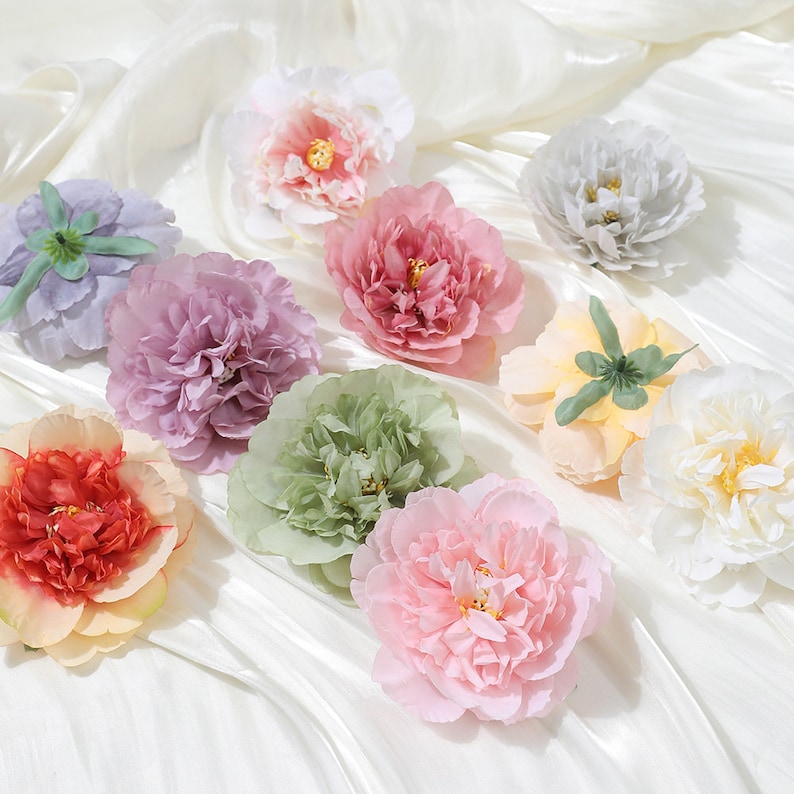 Puede incluir: Surtido de diez flores artificiales en varios colores, incluyendo rosa, morado, rojo, blanco y verde. Las flores est&aacute;n hechas de tela y tienen un aspecto realista.