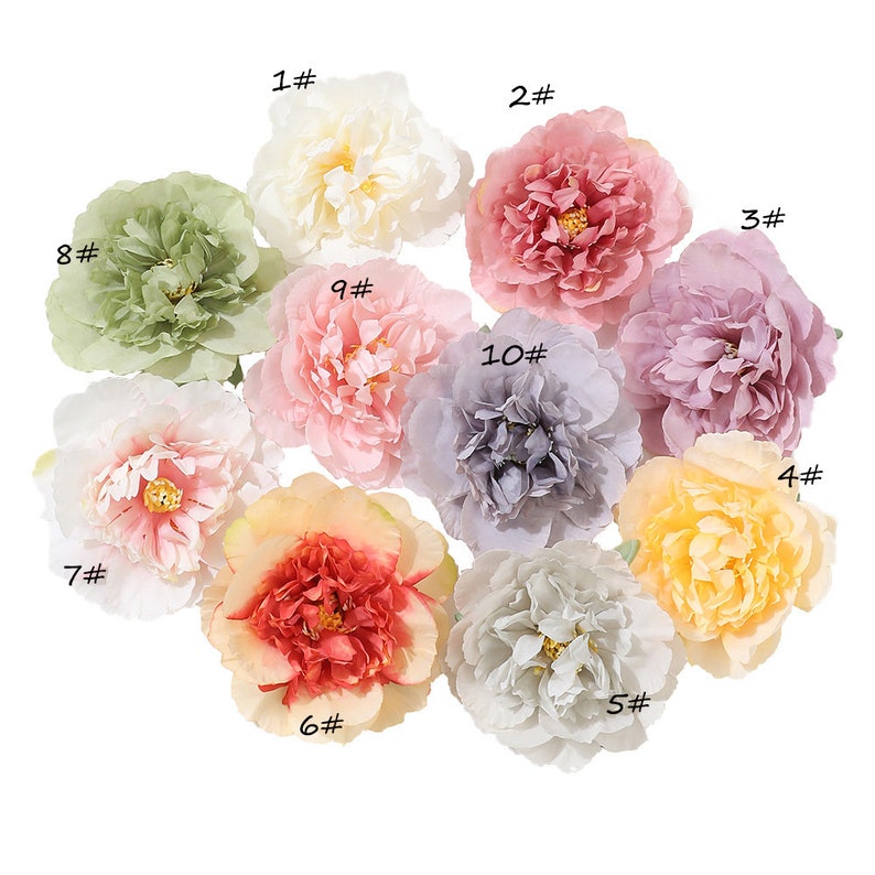 Puede incluir: Diez cabezas de flores de peon&iacute;a artificiales en varios colores, incluyendo verde, blanco, rosa, morado, amarillo y gris. Cada cabeza de flor est&aacute; etiquetada con un n&uacute;mero del 1 al 10.