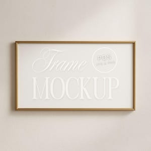 Pode incluir: Uma moldura dourada retangular com as palavras "Frame MOCKUP" em escrita branca. A moldura tem um perfil fino e uma estética limpa e moderna. O fundo é de uma cor suave e neutra.