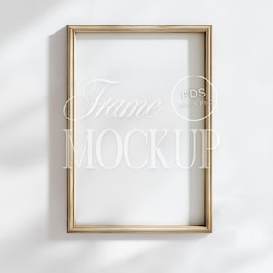 Op de afbeelding: Een rechthoekige gouden framemockup tegen een witte muur. De lijst heeft een dun profiel en een glanzende afwerking. De woorden "Frame MOCKUP" worden in een gestileerd lettertype in het frame weergegeven. De afbeelding bevat ook de tekst "PDS JPG & PNG".