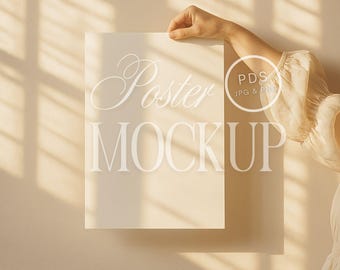 Mockup di poster con mano che tiene in mano, rapporto ISO A, estetica neutra minimalista, arte murale, ombra, luce, luce solare, download digitale JPG PSD per Photoshop