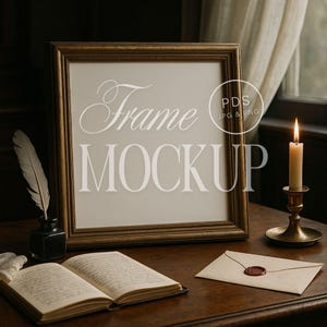 以下が含まれることがあります： 「Frame MOCKUP」の文字が白で表示された、金色のフレームモックアップ。真鍮製の燭台に灯されたろうそく、開いた本、羽根ペンが入ったインク壺、封印された封筒が木製の表面に置かれています。