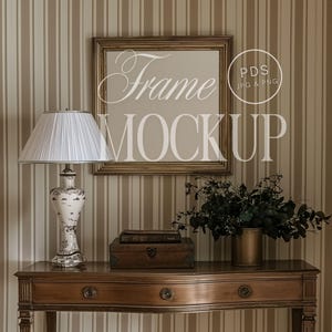 Mockup di tavolo da ingresso consolle quadrato con cornice dorata vintage, espositore da parete in stile PSD, modello ad alta risoluzione, carta da parati a righe, design d'interni