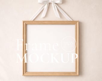Mockup PSD de moldura suspensa com laço branco, mockup de pôster para quarto de bebê quadrado e neutro.