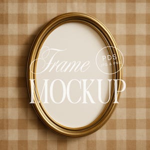 Può includere: Un mockup di cornice ovale dorata con la scritta "Frame MOCKUP" in corsivo bianco. La cornice è ambientata su uno sfondo a scacchi beige e bianco. L'immagine include anche un piccolo cerchio con la scritta "PDS JPG & PNG".
