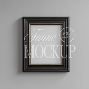 Puede incluir: Marco de imagen negro con un borde interior dorado. El marco está colgado en una pared gris. El texto "Frame Mockup" es visible en la imagen.
