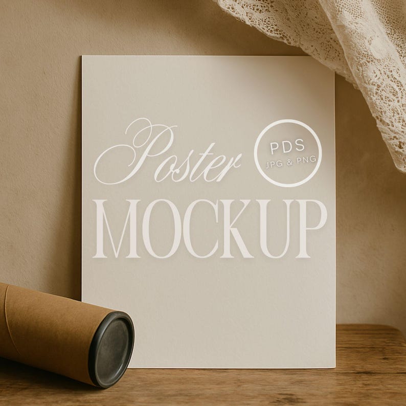 Pode incluir: Uma maquete de p&ocirc;ster branca com o texto "Poster Mockup" e um pequeno c&iacute;rculo com o texto "PDS JPG & PNG" no canto superior direito. O p&ocirc;ster est&aacute; sobre uma superf&iacute;cie de madeira ao lado de um tubo de papel&atilde;o marrom.