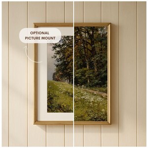 Może przedstawiać: Oprawiony wydruk krajobrazu przedstawiający ścieżkę przez las i pole kwiat&oacute;w. Grafika jest w złotej ramie z napisem "OPTIONAL PICTURE MOUNT" po lewej stronie.