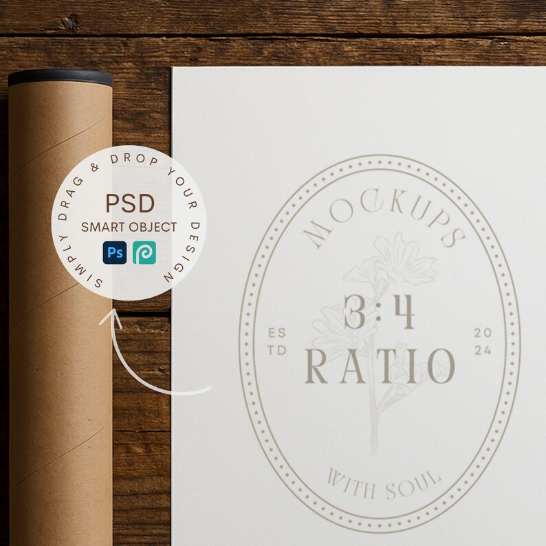 Pu&ograve; includere: Un modello di mockup bianco con un cerchio grigio che contiene il testo "MOCKUPS 3:4 RATIO WITH SOUL" e un design floreale stilizzato. Il testo "DRAG & DROP YOUR DESIGN" &egrave; in un cerchio con un'icona PSD e il testo "SMART OBJECT" al centro.