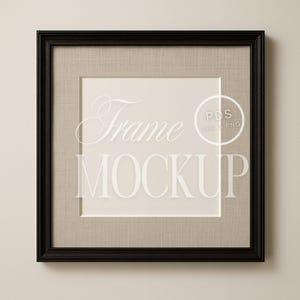 以下が含まれることがあります： ベージュのマットと白い背景を持つ黒いフレーム。背景に白い文字で「Frame Mockup」と書かれています。白い円の中に白い文字で「PDS JPG & PNG」と書かれています。