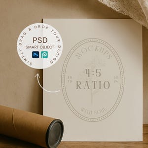 Pode incluir: Um cart&atilde;o branco com um c&iacute;rculo castanho contendo o texto "MOCKUPS 4:5 RATIO WITH SOUL" e um desenho floral. O cart&atilde;o est&aacute; sobre uma superf&iacute;cie castanha com um tubo castanho.