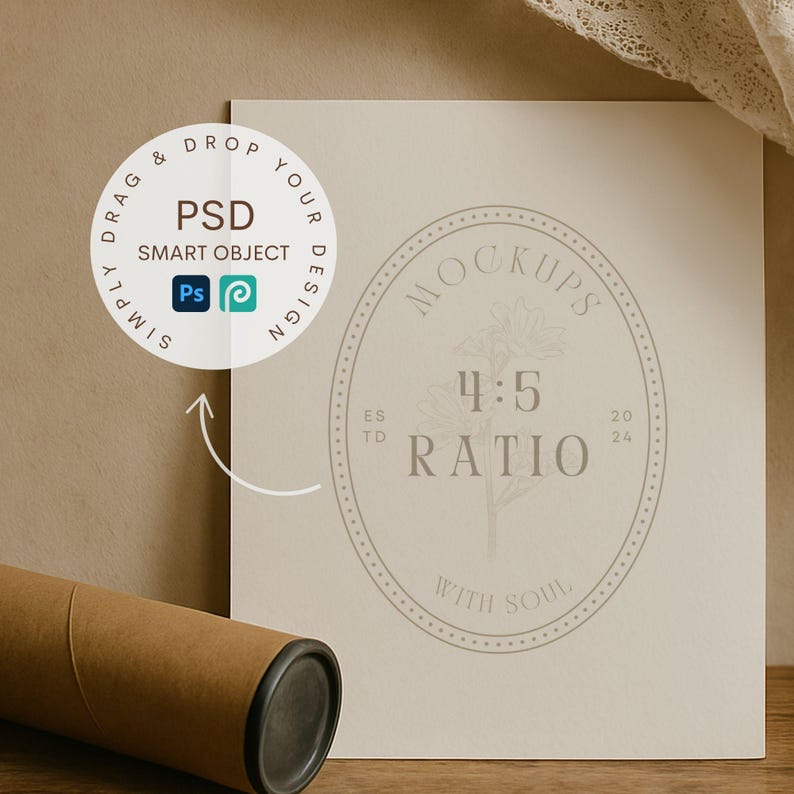 Pode incluir: Um cart&atilde;o branco com um c&iacute;rculo castanho contendo o texto "MOCKUPS 4:5 RATIO WITH SOUL" e um desenho floral. O cart&atilde;o est&aacute; sobre uma superf&iacute;cie castanha com um tubo castanho.