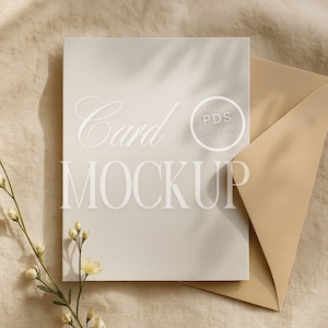Mockup huwelijksuitnodiging: verhouding van 3 x 4 met envelop en bloemen | Zacht natuurlijk kaartmodel voor wenskaarten en briefpapier PSD, JPG, PNG