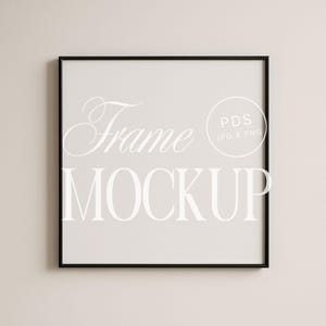 Può includere: Mockup di cornice nera quadrata con le parole "Frame Mockup" in corsivo bianco e lettere maiuscole. Un cerchio con il testo "PDS JPG & PNG" si trova nell'angolo in alto a destra. Lo sfondo è di colore beige chiaro.