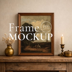 Può includere: Mockup di dipinto incorniciato con una scena di paesaggio, esposto su una superficie di legno rustico. La cornice è marrone e il dipinto presenta un cielo nuvoloso e figure a cavallo. Sono presenti anche una candela accesa e un vaso con fiori secchi.