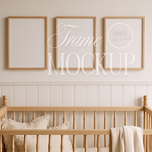 Puede incluir: Tres marcos de fotos rectangulares de madera con un fondo beige claro. Los marcos tienen bordes marrones claros. El texto "Frame Mockup" está superpuesto. Una cuna de madera está en primer plano.