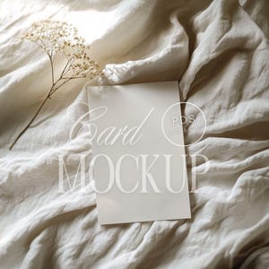 Cartão de convite Mockup 2x3 Proporção Papelaria de casamento Cartão RSVP Luz suave Neutro Elegante Plano Lay Tecido de linho Fundo Digital Download