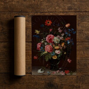 Pu&ograve; includere: Un dipinto di natura morta d'epoca con un vaso pieno di fiori colorati, tra cui rose rosa, tulipani rossi e nontiscordardime blu. Il vaso &egrave; verde scuro e si trova su un tavolo con una zucca bianca e petali sparsi.