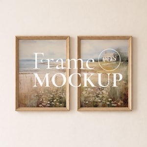 Könnte beinhalten: Zwei gerahmte Landschaftsbilder mit einer Strand- und Feldszene. Die Rahmen sind hellbraun. Der Text "Frame MOCKUP" ist auf dem Bild überlagert. Die Gemälde zeigen eine Küstenlandschaft mit Blumen und einem Haus.
