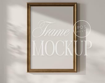 Mockup di cornice dorata antica, espositore d'arte vintage, parete bianca, ombre morbide, modello di mockup fotografico realistico ad alta risoluzione