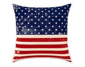 Könnte beinhalten: Ein dekoratives Kissen mit einem abgenutzten amerikanischen Flaggenmuster. Das Kissen hat ein blaues Feld mit weißen Sternen und roten und weißen Streifen.