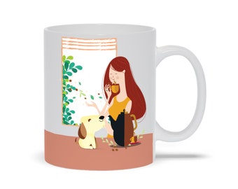 Könnte beinhalten: Weiße Keramiktasse mit einer bunten Illustration einer Frau, die Tee mit einem Hund trinkt. Die Illustration zeigt ein Fenster mit grünen Pflanzen und eine Teekanne.