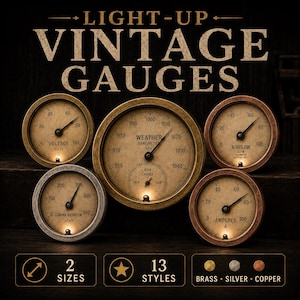 Könnte beinhalten: Fünf kreisförmige, beleuchtete Messgeräte mit Metallrahmen in Messing-, Silber- und Kupferoptik. Die Anzeigen sind beschriftet mit Voltage, Weather Barometer, Airflow, Gamma Radiation und Amperes. Text: LIGHT-UP VINTAGE GAUGES, 2 SIZES, 13 STYLES.