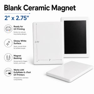 Pode incluir: Ímãs retangulares de cerâmica em branco com uma superfície branca brilhante e um verso magnético preto. Os ímãs medem 5,08 cm por 6,985 cm. O texto na imagem inclui Blank Ceramic Magnet, Ready for UV Printing, Glossy White Surface, Magnet Backing e Works with EufyMake & xTool UV Printers.