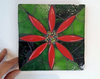 Blumenmosaik, Kunstdekor, handgemachtes Geschenk, rote Blumenkunst für Wand, Glasmosaik, Blumenwandplatte, Wandbehang, Mixed Media Kunstwerk