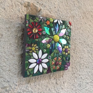 Blumenmosaik, helle Blumenwandkunst, handgemachtes Geschenk, Wandbehang, Buntglasmosaik, Wandbehang, helles Dekor, Mischtechnik, Blumenkunst Bild 4