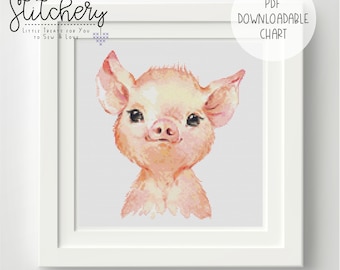 Puede incluir: Un patrón de punto de cruz con un lindo lechón rosado con un hocico blanco y ojos grandes. El patrón está en un marco blanco con el texto "THE LITTLE Stitchery LITTLE TREATS FOR YOU TO SEW & LOVE" y "PDF DOWNLOADABLE CHART" en la parte superior.