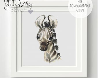 Puede incluir: Un patrón de punto de cruz en blanco y negro de una linda cebra con ojos grandes. El patrón está enmarcado en un marco blanco y tiene el texto "THE LITTLE Stitchery LITTLE TREATS FOR YOU TO SEW & LOVE" en la parte superior. El texto "PDF DOWNLOADABLE CHART" está en la esquina superior derecha.