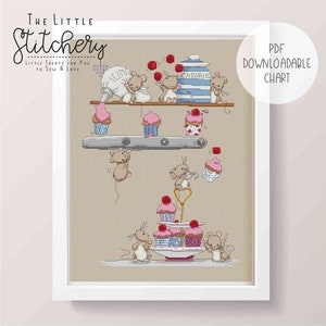 Könnte beinhalten: Kreuzstichmuster mit einer Gruppe von Mäusen, die Cupcakes backen. Das Muster enthält ein Regal mit Cupcakes, ein Glas mit der Aufschrift "Cherrie" und einen mehrstöckigen Cupcake-Ständer. Das Muster trägt den Titel "The Little Stitchery: Little Treats for You to Sew & Love."