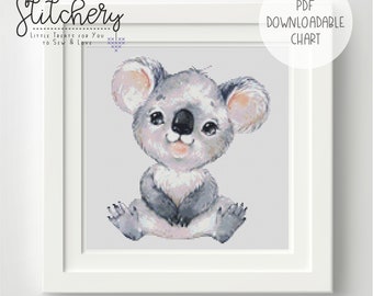 Puede incluir: Un patrón de punto de cruz con un lindo koala de dibujos animados sentado con los brazos cruzados. El patrón está en un marco blanco con el texto "THE LITTLE Stitchery LITTLE TREATS FOR YOU TO SEW & Love" y "PDF DOWNLOADABLE CHART" en la parte superior.