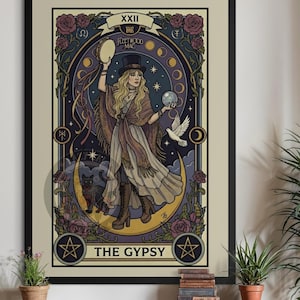 Peut inclure: Une impression d'art encadrée représentant une illustration de carte de tarot. L'œuvre représente une femme portant un chapeau haut de forme tenant un tambourin et une boule de cristal, avec une colombe et un chat noir. Le texte "THE GYPSY" est en bas, avec "Fleetwood Mac" au-dessus.