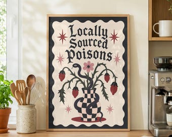 Op de afbeelding: Een rechthoekige wandkunstprint in een lichthouten lijst met de tekst "Locally Sourced Poisons" in zwart gotisch lettertype. De illustratie toont een zwart-wit geblokte vaas met een slang en bloemen, omringd door rode sterren.