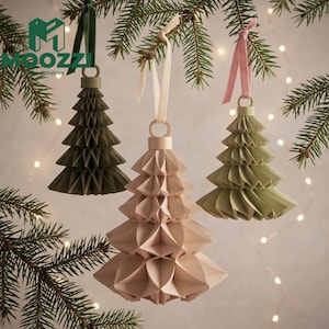 Puede incluir: Tres adornos colgantes para árbol de Navidad hechos de papel plegado en verde oscuro, beige claro y verde salvia. Cada adorno presenta una estructura geométrica de panal, un aro superior y una cinta de terciopelo a juego para colgar de las ramas.