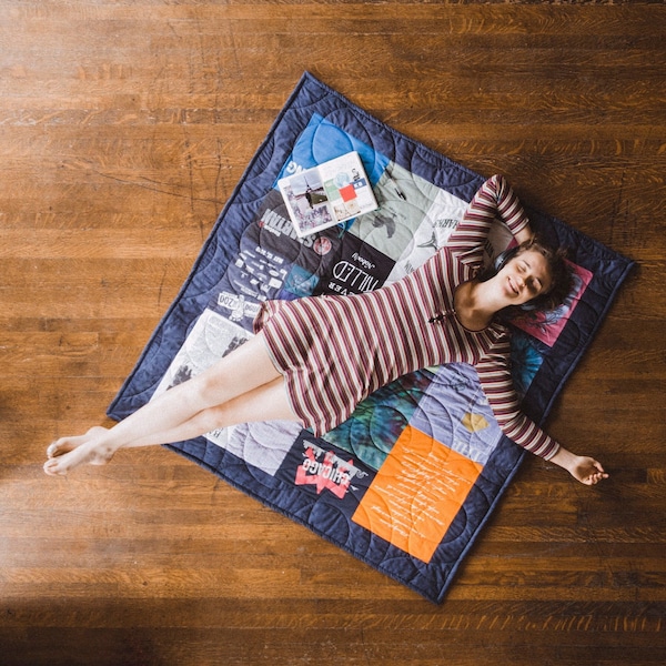 Edredón de recuerdo con camiseta personalizada: acogedora manta de recuerdo (depósito)