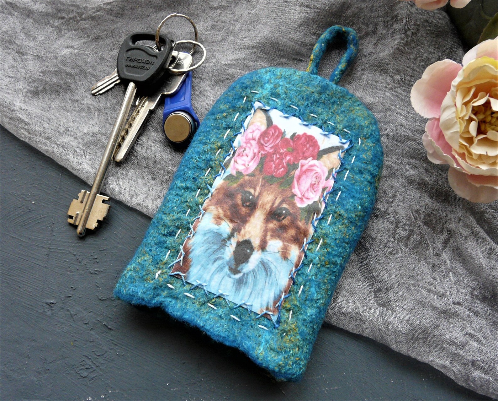 Брелок из кожи лиса. Green foxes фриланс. Fox keys. Брелок лиса своими руками из дерева. Брелок в виде лисы.