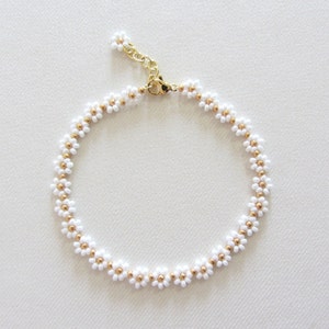 Flower bracelet white and gold, Beaded bracelet, Seed bead bracelet, Handmade jewelry, Daisy chain bracelet, Gift for her