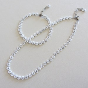 Halsband i rostfritt stål med vitt blommönster, Halsband med seed beads, Halsband med prästkragar, handgjorda smycken
