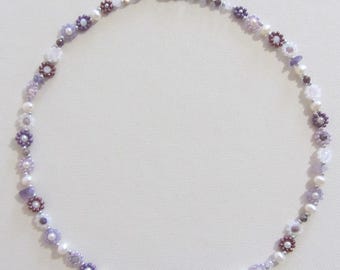 Halsband med lila pärlor och blommor, Halsband med pärlprästkragar, Halsband med guldfärgade pärlor, Choker med seed beads